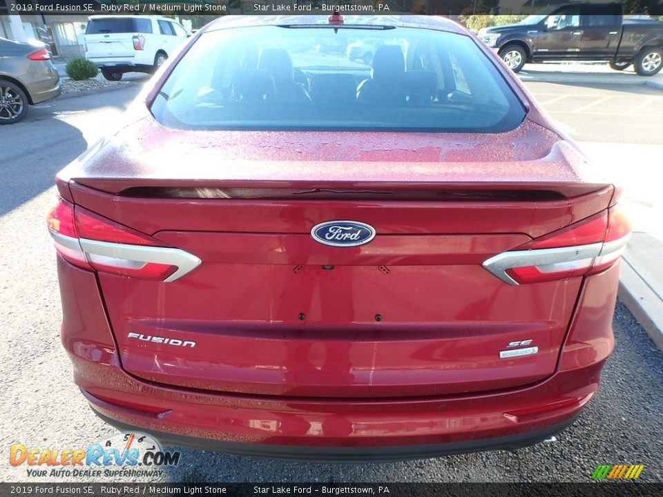 2019 Ford Fusion SE Ruby Red / Medium Light Stone Photo #6