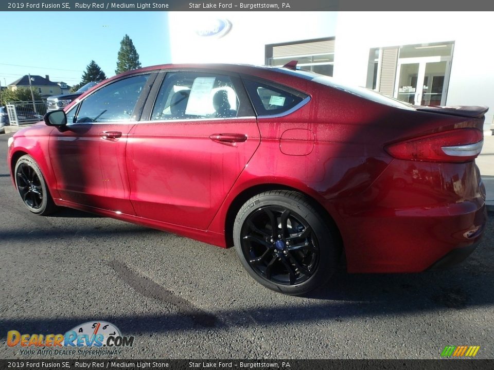 2019 Ford Fusion SE Ruby Red / Medium Light Stone Photo #7