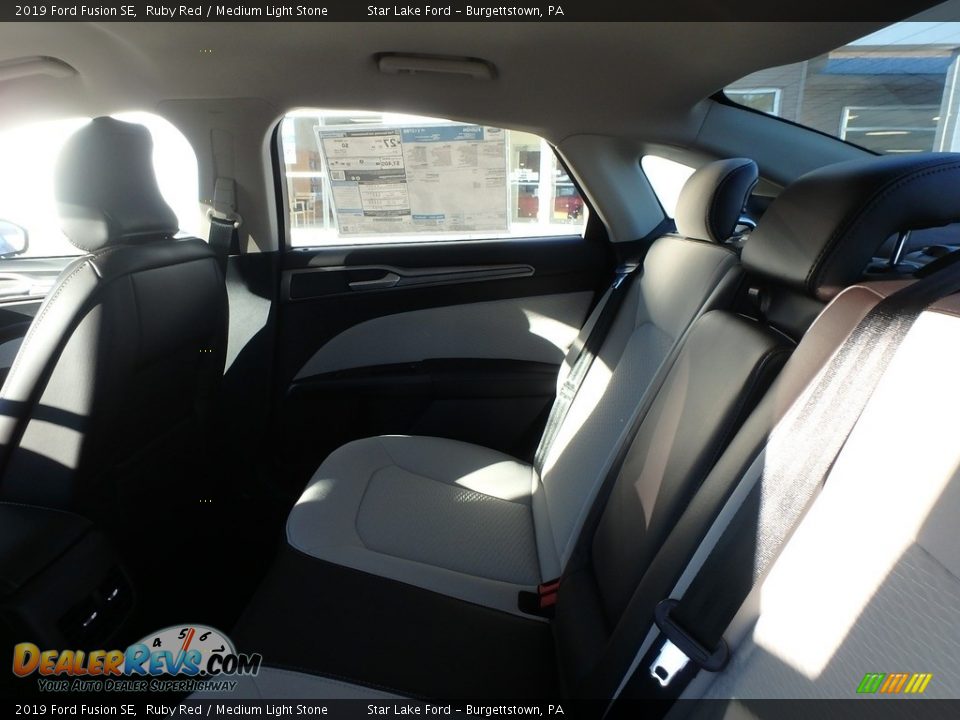 2019 Ford Fusion SE Ruby Red / Medium Light Stone Photo #10