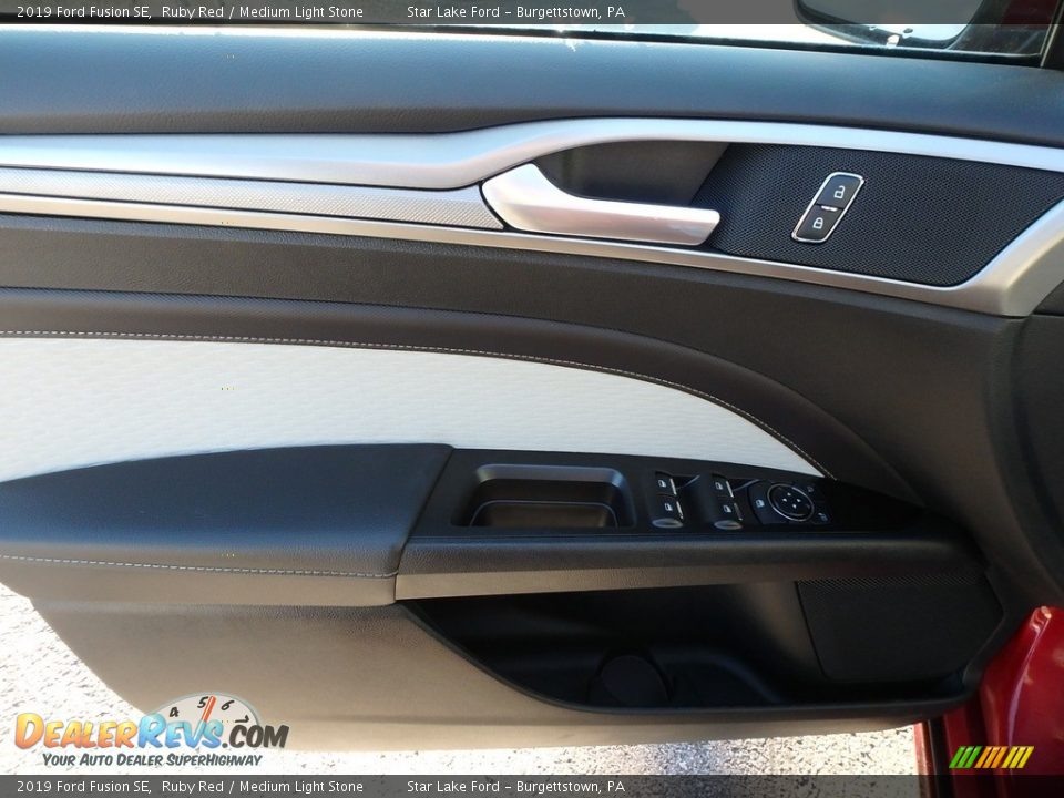 2019 Ford Fusion SE Ruby Red / Medium Light Stone Photo #12