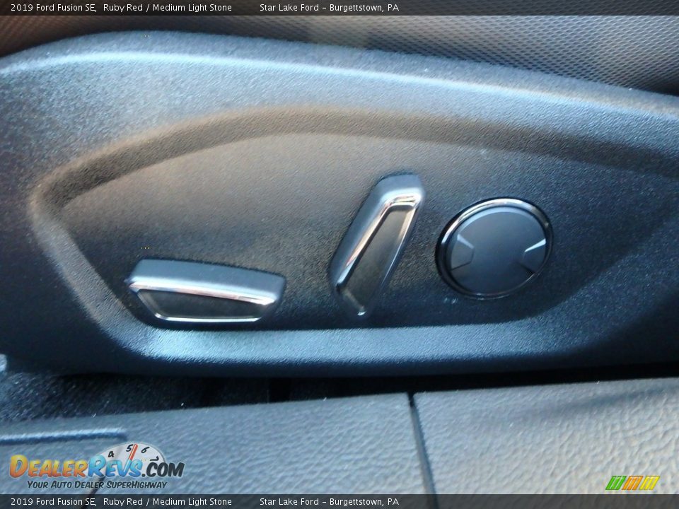 2019 Ford Fusion SE Ruby Red / Medium Light Stone Photo #14