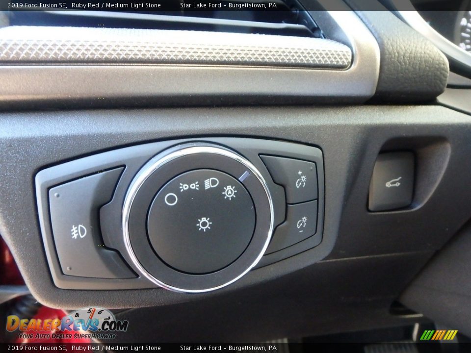 Controls of 2019 Ford Fusion SE Photo #15