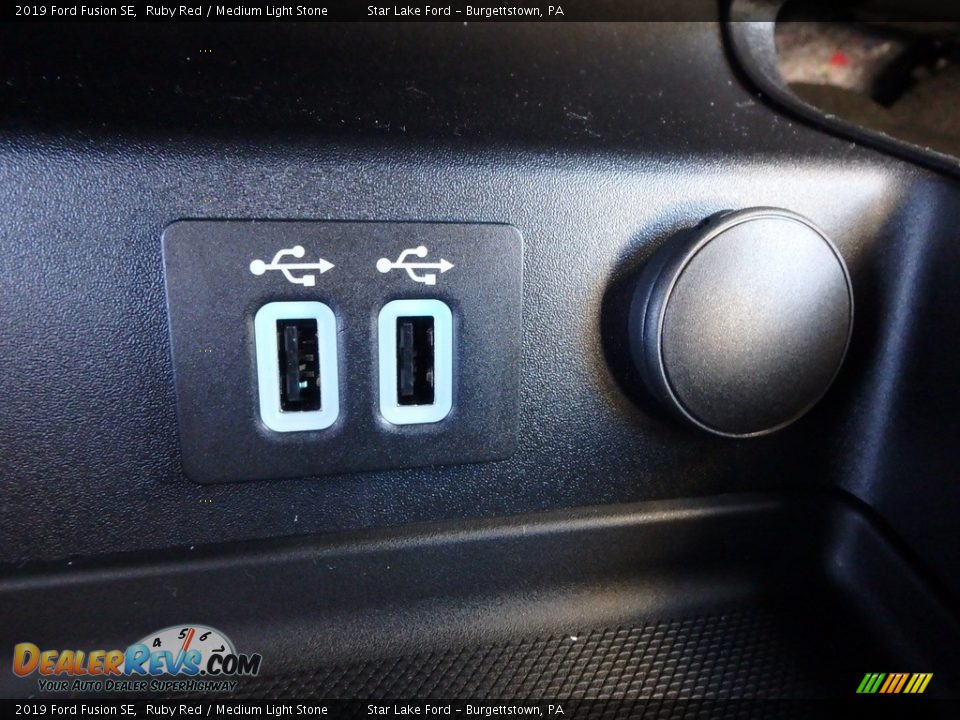 2019 Ford Fusion SE Ruby Red / Medium Light Stone Photo #18