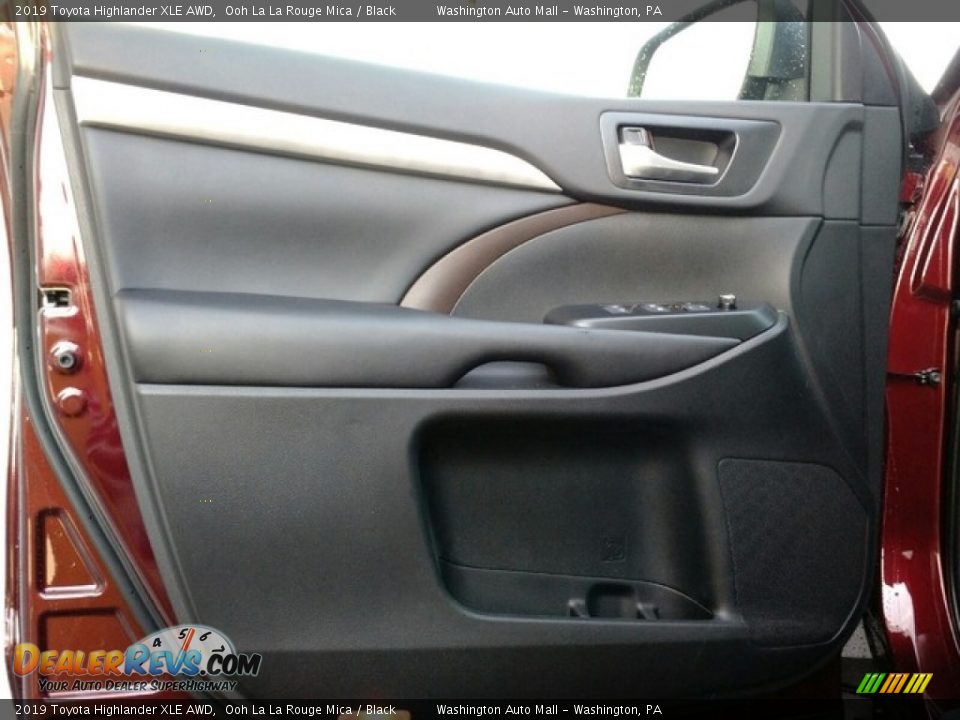 Door Panel of 2019 Toyota Highlander XLE AWD Photo #8