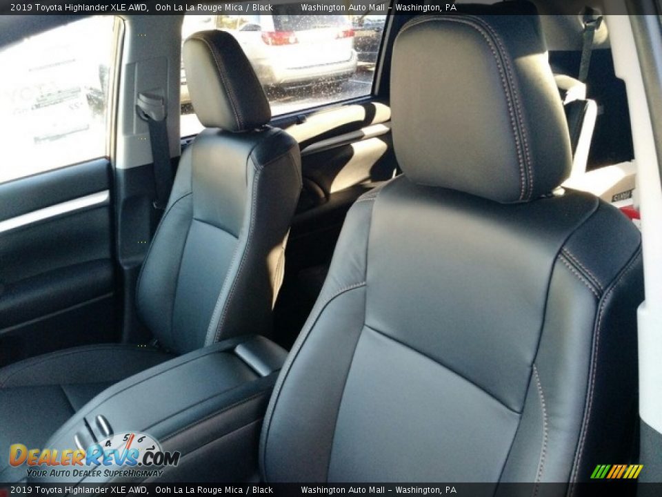 Front Seat of 2019 Toyota Highlander XLE AWD Photo #10