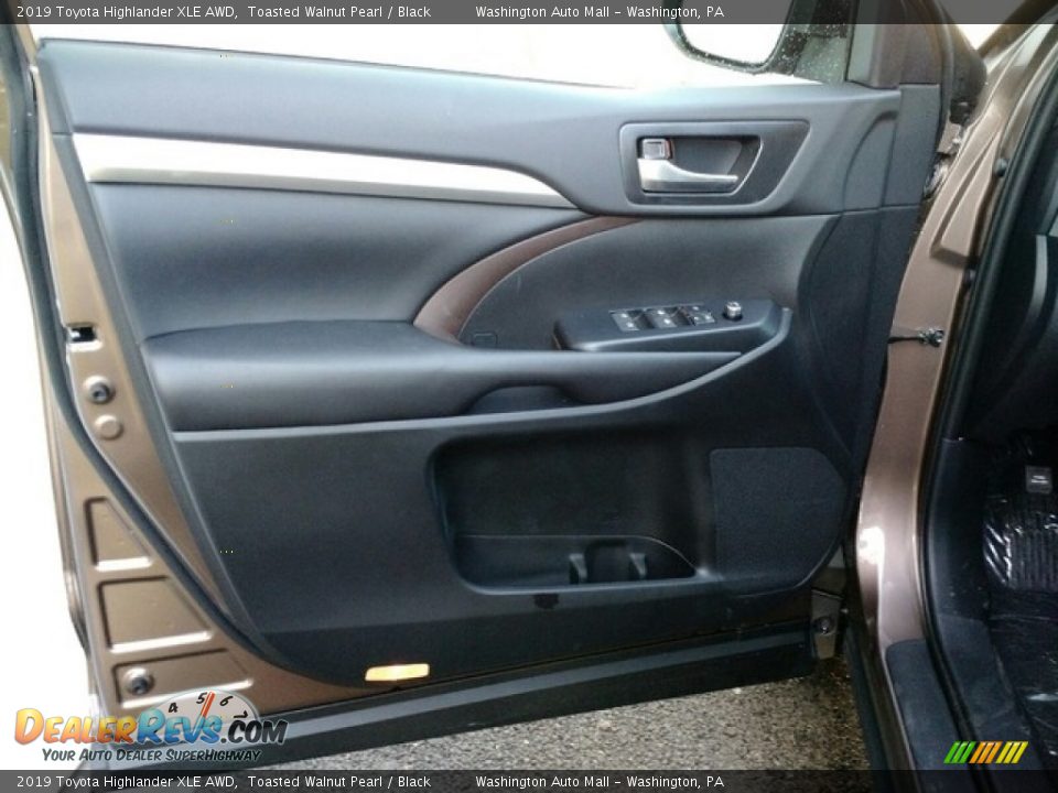 Door Panel of 2019 Toyota Highlander XLE AWD Photo #8