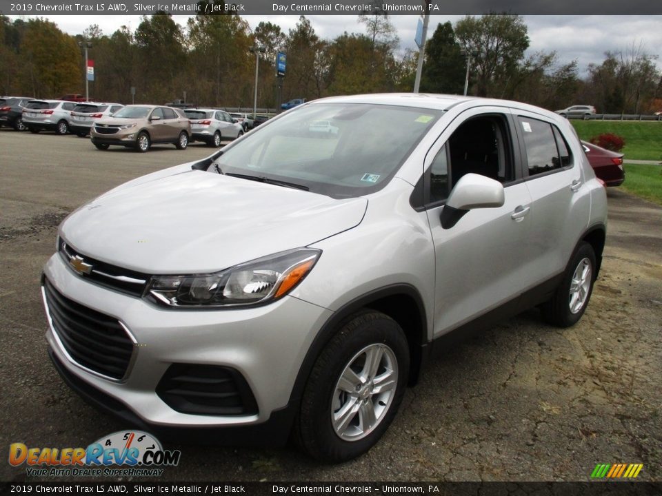 Front 3/4 View of 2019 Chevrolet Trax LS AWD Photo #5