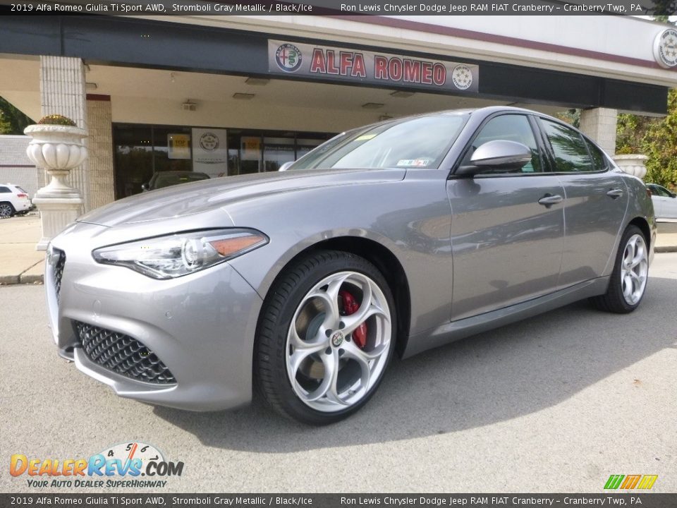Front 3/4 View of 2019 Alfa Romeo Giulia Ti Sport AWD Photo #2