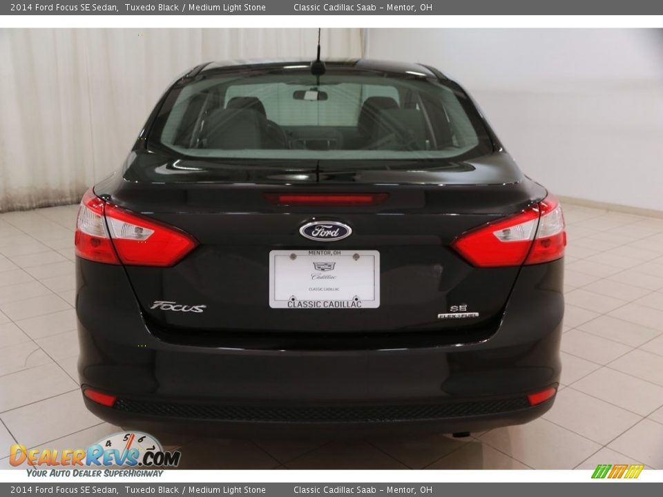 2014 Ford Focus SE Sedan Tuxedo Black / Medium Light Stone Photo #16