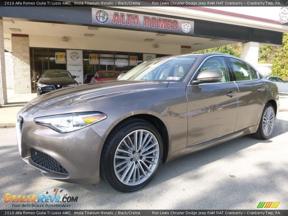 Front 3/4 View of 2019 Alfa Romeo Giulia Ti Lusso AWD Photo #2