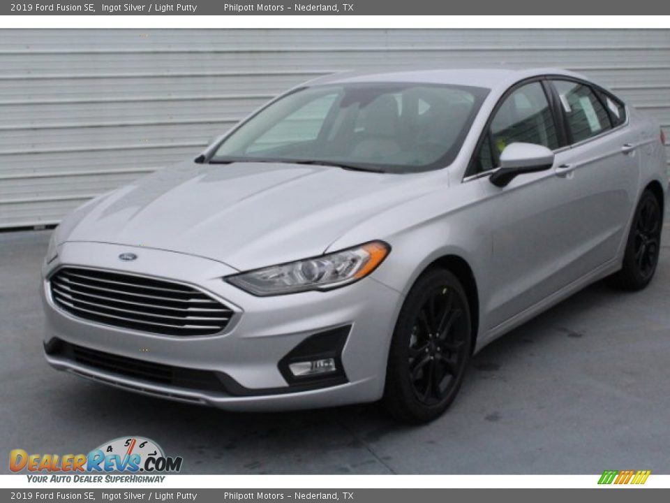 Front 3/4 View of 2019 Ford Fusion SE Photo #3