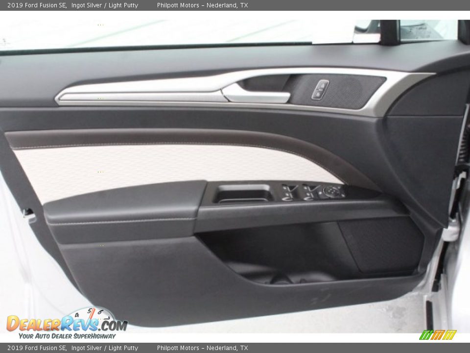 Door Panel of 2019 Ford Fusion SE Photo #12