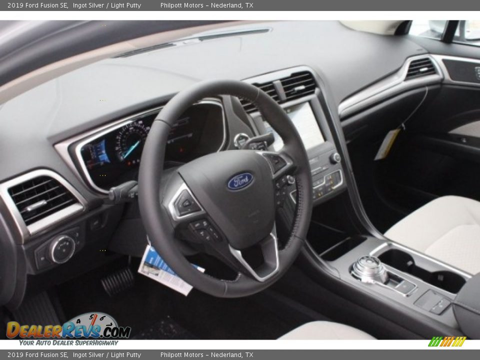 Dashboard of 2019 Ford Fusion SE Photo #13