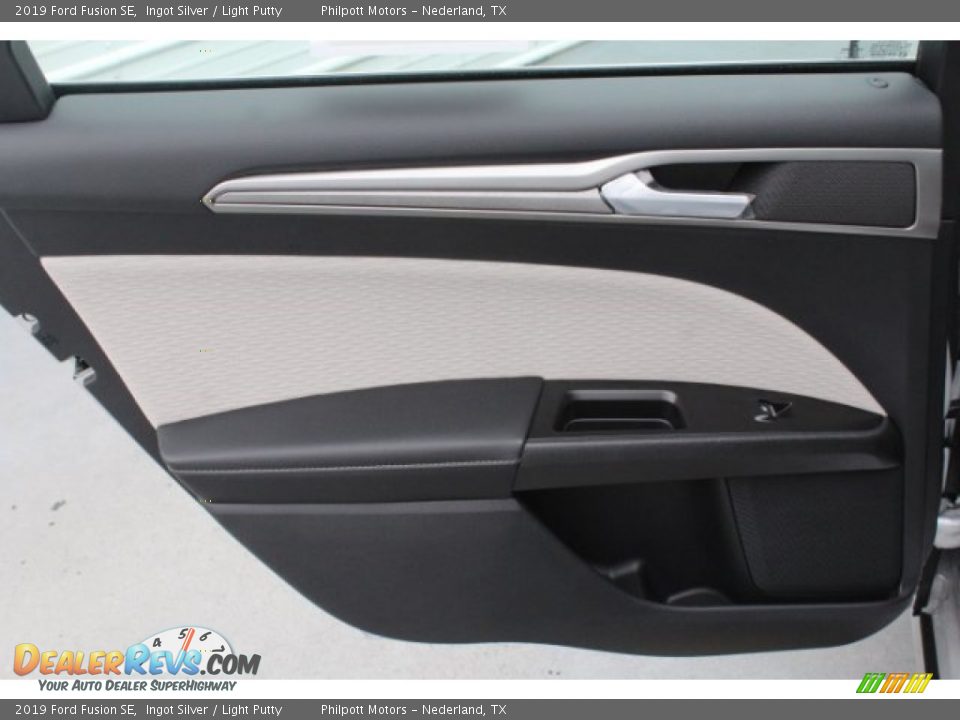 Door Panel of 2019 Ford Fusion SE Photo #25