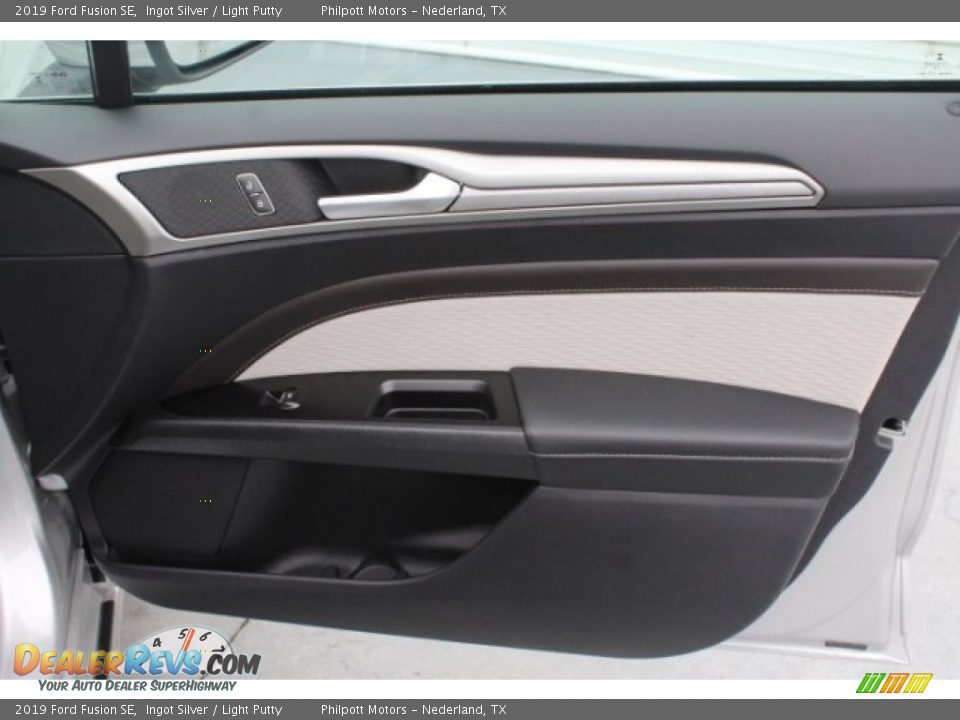 Door Panel of 2019 Ford Fusion SE Photo #32