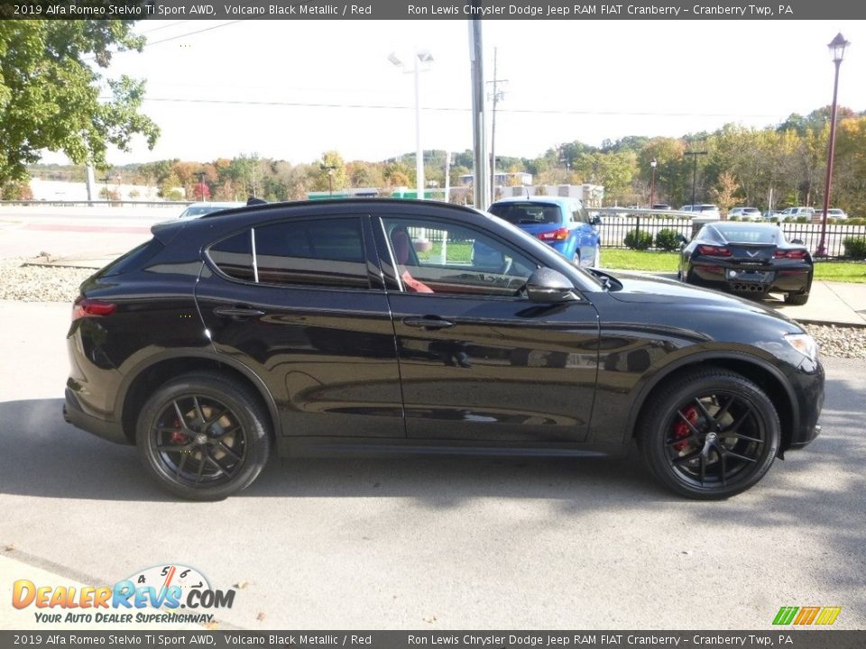 2019 Alfa Romeo Stelvio Ti Sport AWD Volcano Black Metallic / Red Photo #10