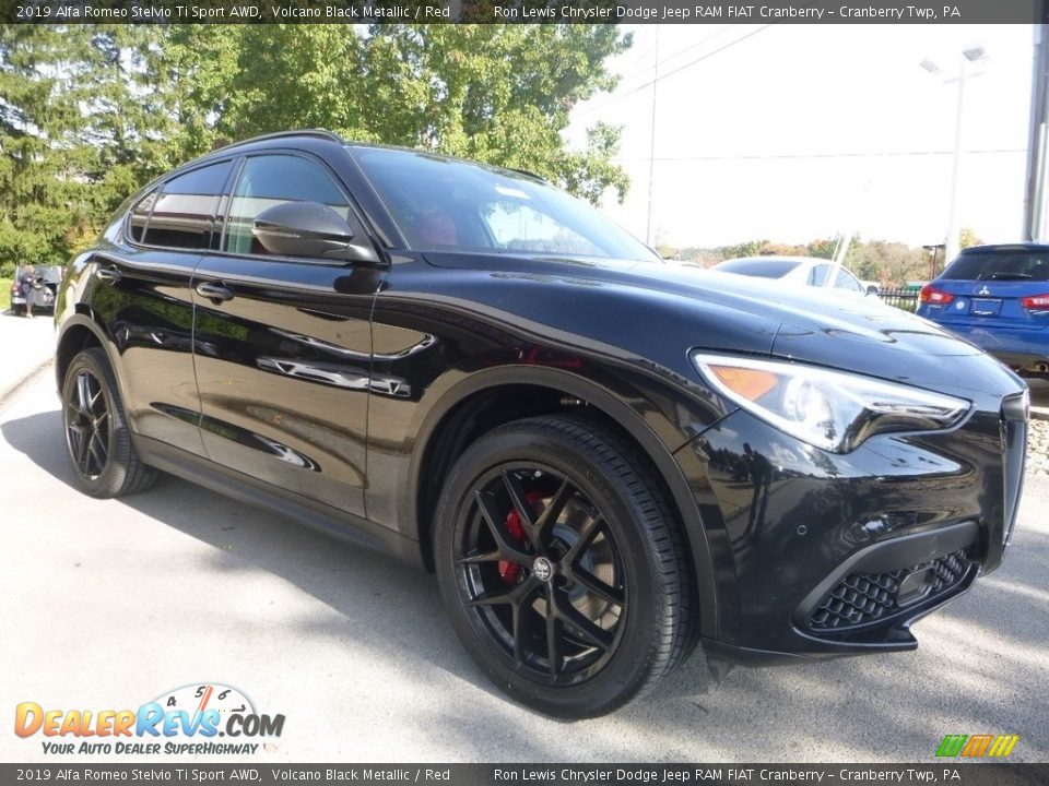 Front 3/4 View of 2019 Alfa Romeo Stelvio Ti Sport AWD Photo #12