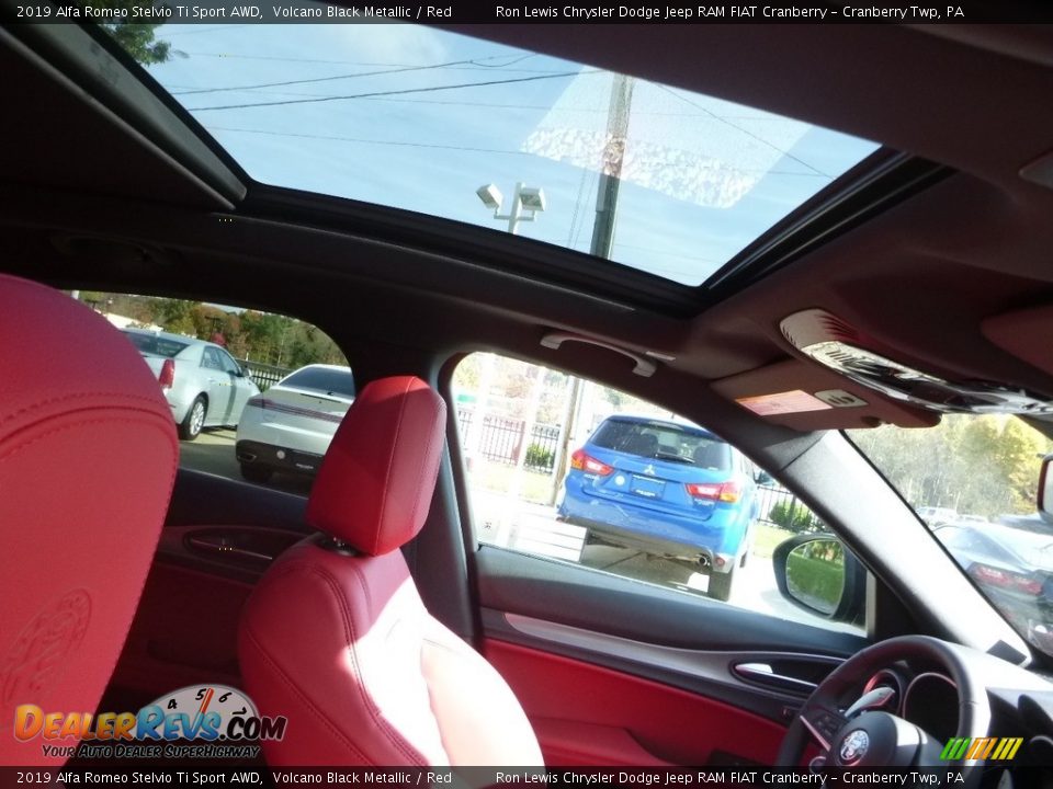2019 Alfa Romeo Stelvio Ti Sport AWD Volcano Black Metallic / Red Photo #16