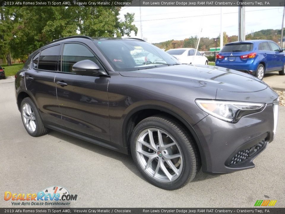 Front 3/4 View of 2019 Alfa Romeo Stelvio Ti Sport AWD Photo #12