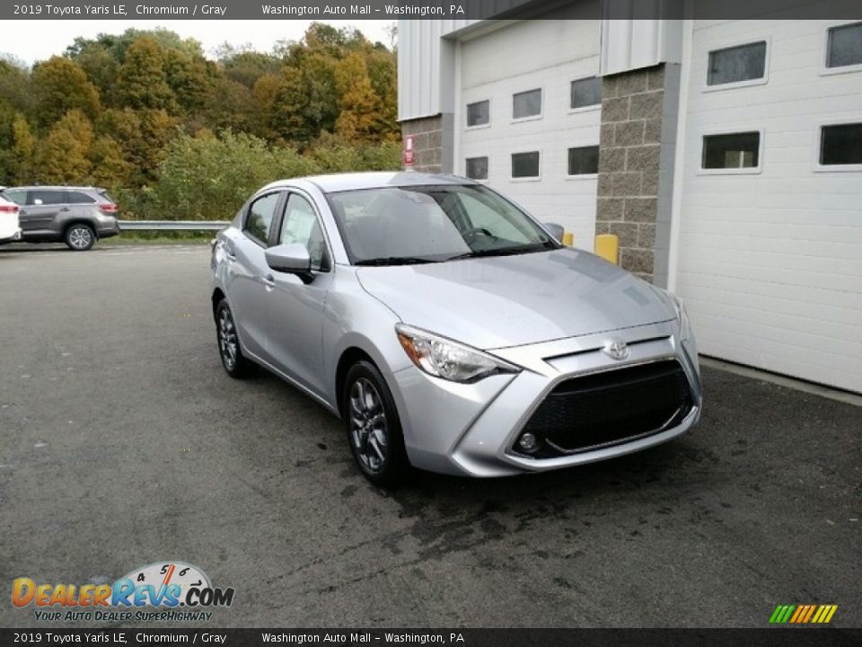 Front 3/4 View of 2019 Toyota Yaris LE Photo #1
