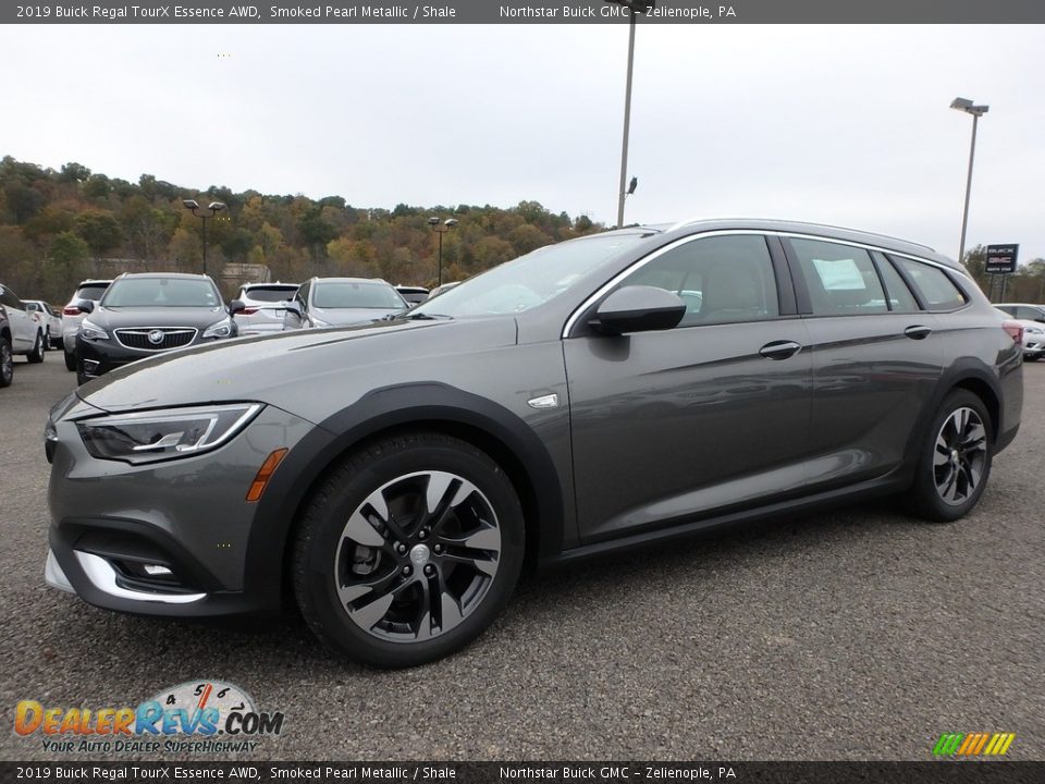 Front 3/4 View of 2019 Buick Regal TourX Essence AWD Photo #1