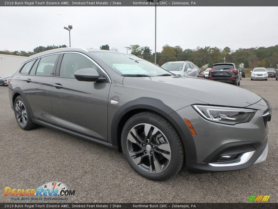 Front 3/4 View of 2019 Buick Regal TourX Essence AWD Photo #3