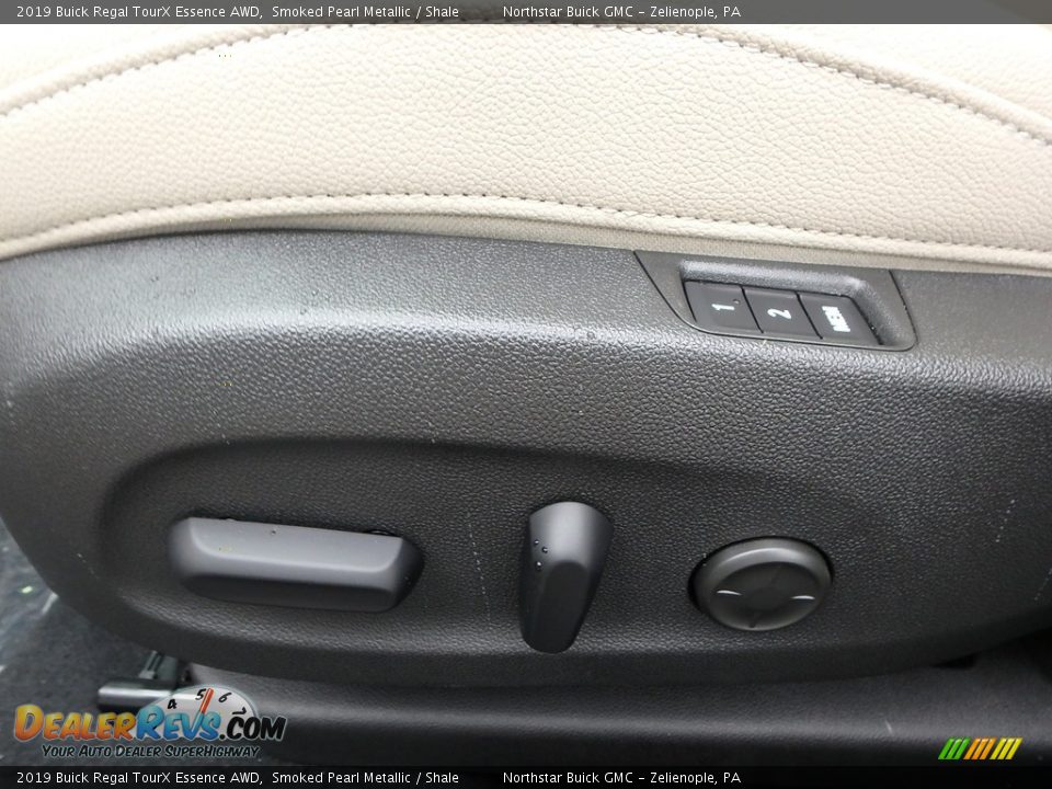 Controls of 2019 Buick Regal TourX Essence AWD Photo #20
