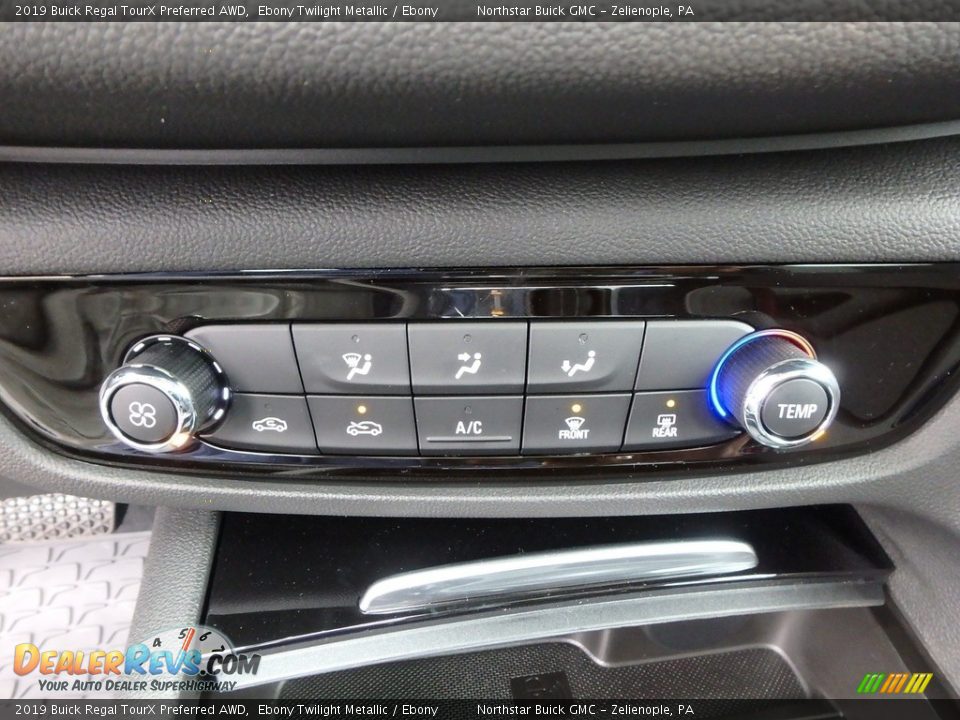 Controls of 2019 Buick Regal TourX Preferred AWD Photo #19