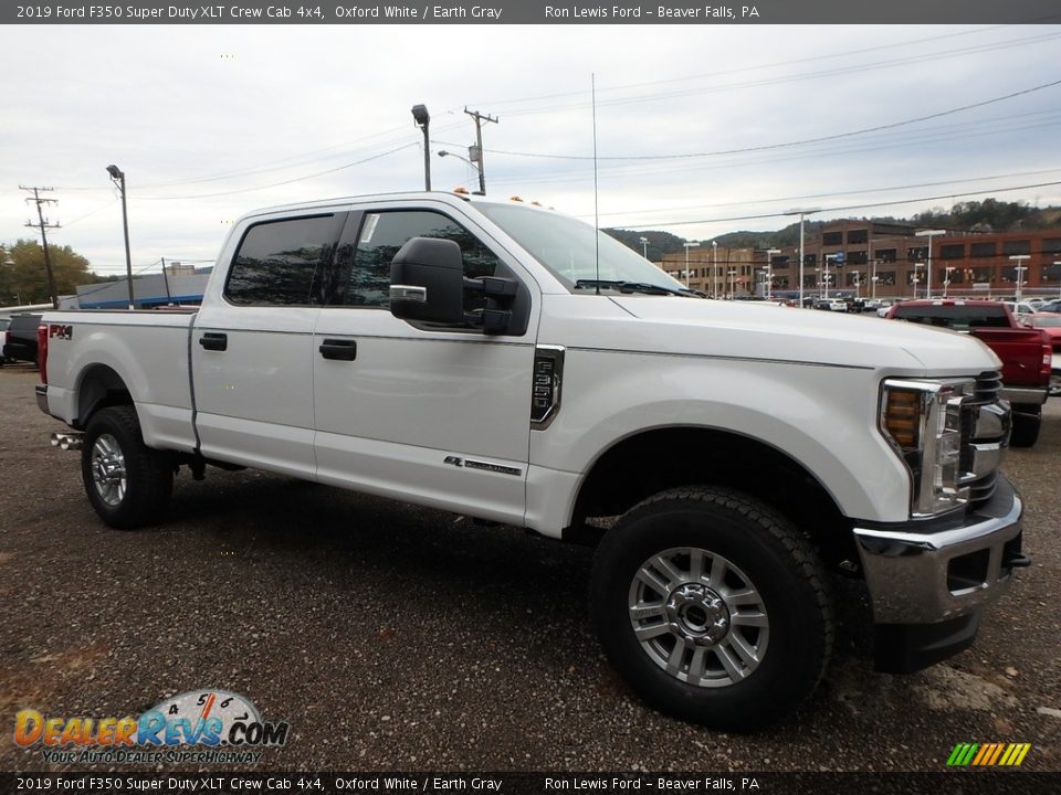 Front 3/4 View of 2019 Ford F350 Super Duty XLT Crew Cab 4x4 Photo #9