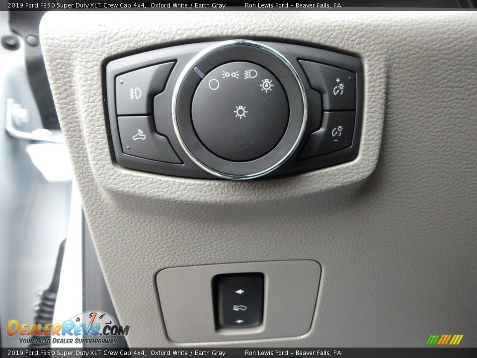 Controls of 2019 Ford F350 Super Duty XLT Crew Cab 4x4 Photo #17