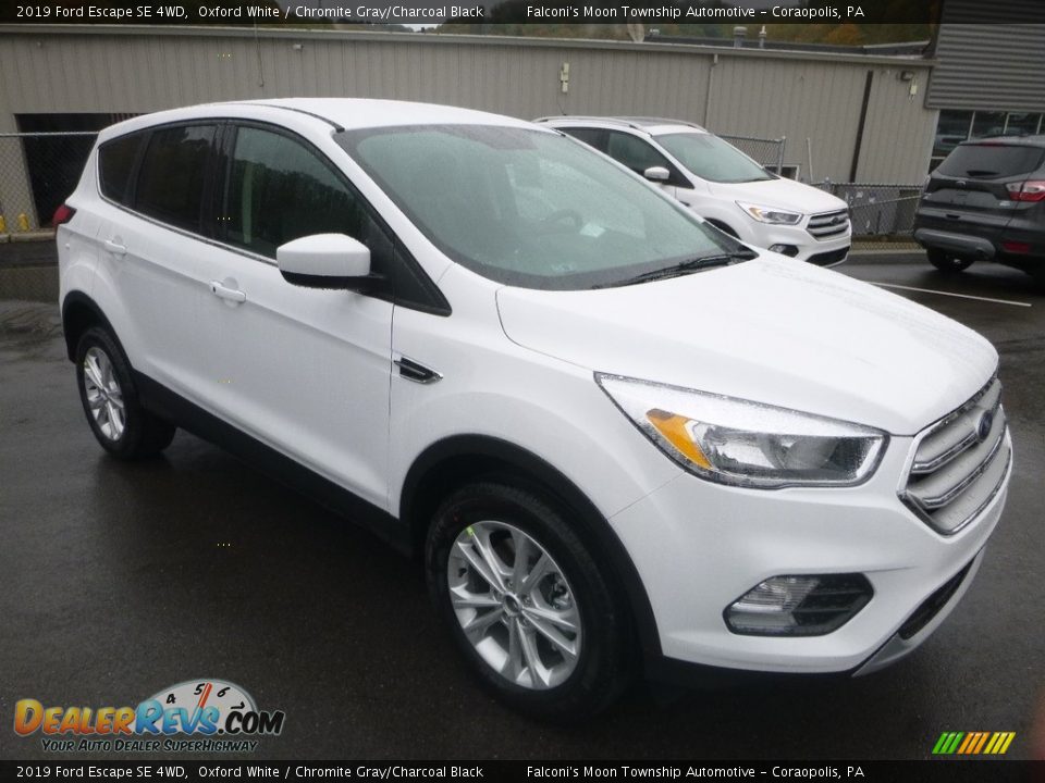 Front 3/4 View of 2019 Ford Escape SE 4WD Photo #3