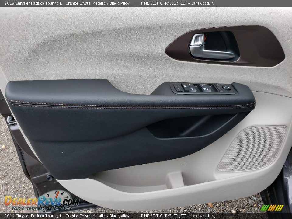2019 Chrysler Pacifica Touring L Granite Crystal Metallic / Black/Alloy Photo #8