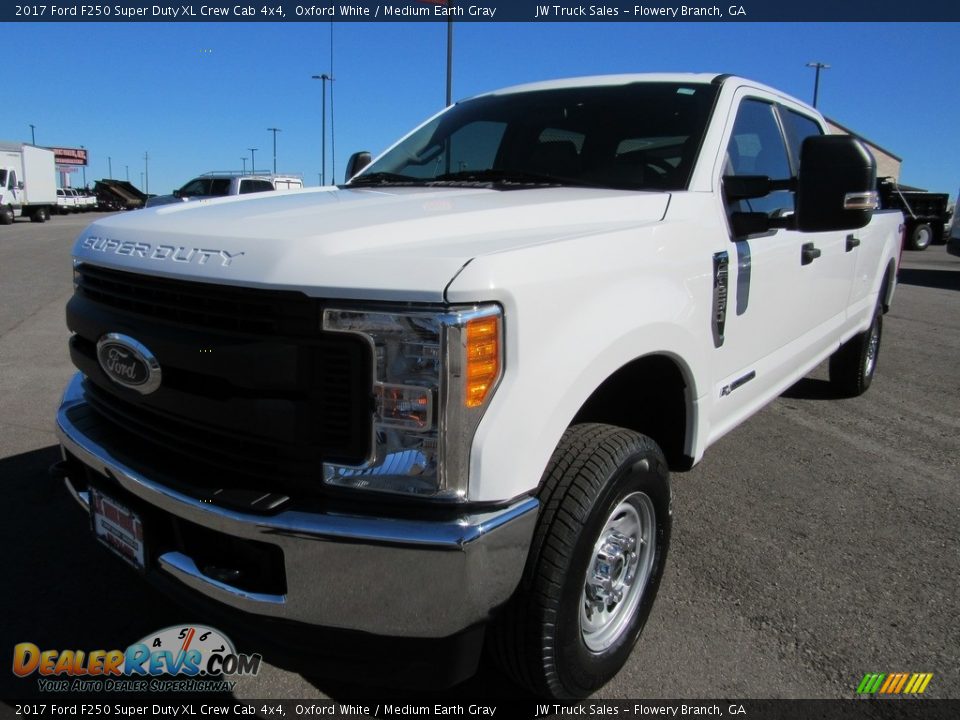 2017 Ford F250 Super Duty XL Crew Cab 4x4 Oxford White / Medium Earth Gray Photo #1