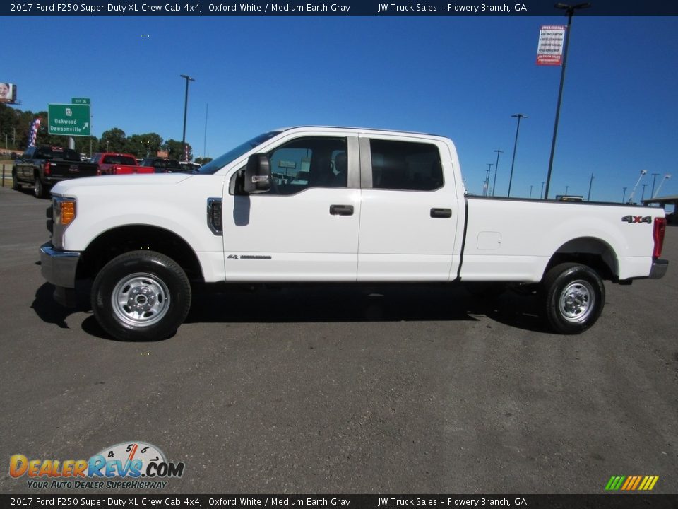 2017 Ford F250 Super Duty XL Crew Cab 4x4 Oxford White / Medium Earth Gray Photo #2