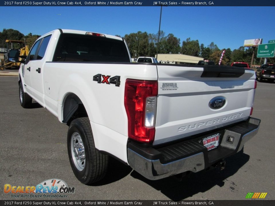 2017 Ford F250 Super Duty XL Crew Cab 4x4 Oxford White / Medium Earth Gray Photo #3