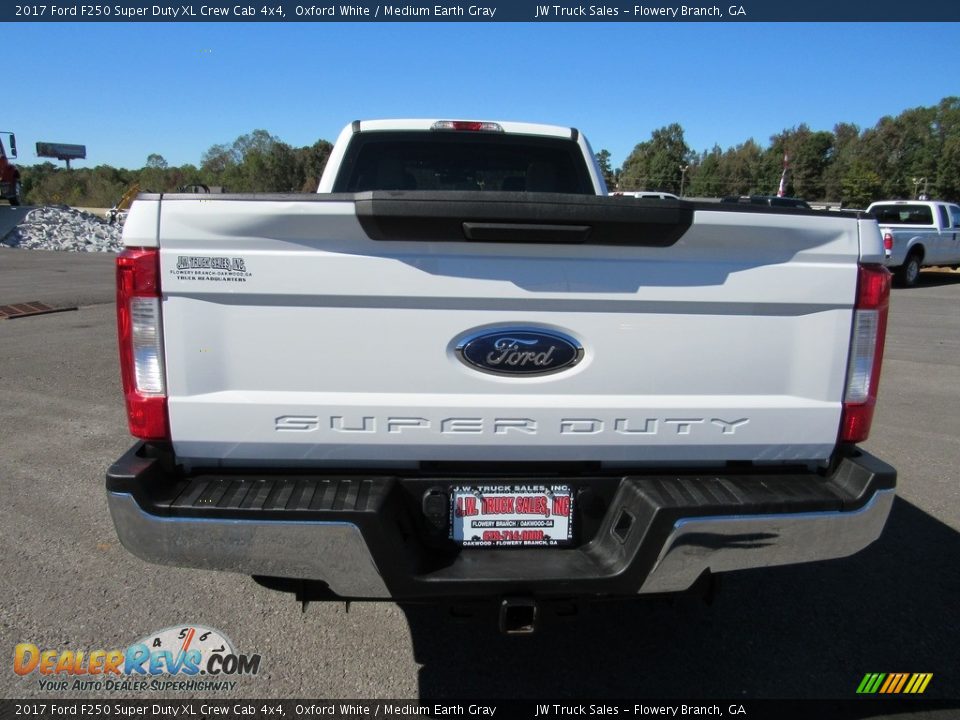 2017 Ford F250 Super Duty XL Crew Cab 4x4 Oxford White / Medium Earth Gray Photo #4