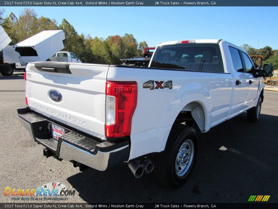 2017 Ford F250 Super Duty XL Crew Cab 4x4 Oxford White / Medium Earth Gray Photo #5