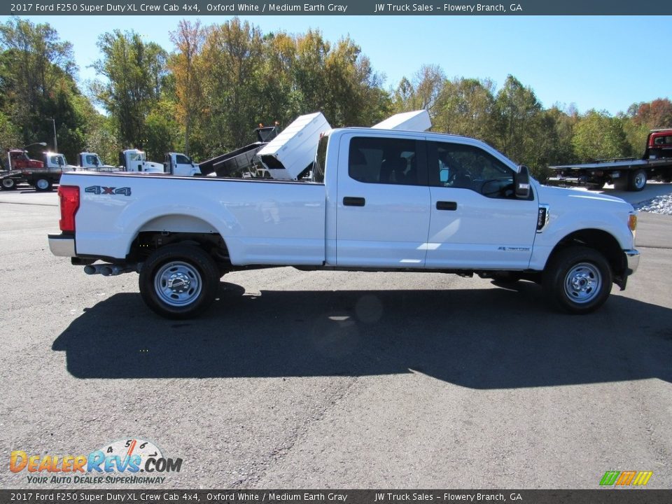 2017 Ford F250 Super Duty XL Crew Cab 4x4 Oxford White / Medium Earth Gray Photo #6