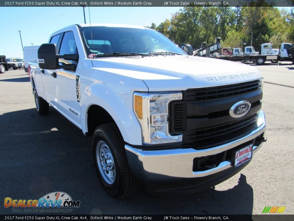 2017 Ford F250 Super Duty XL Crew Cab 4x4 Oxford White / Medium Earth Gray Photo #7