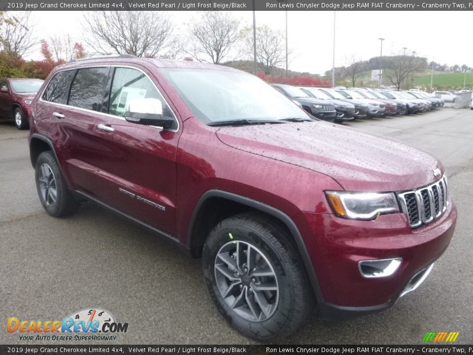 Front 3/4 View of 2019 Jeep Grand Cherokee Limited 4x4 Photo #7