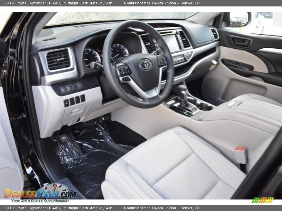 Ash Interior - 2019 Toyota Highlander LE AWD Photo #5