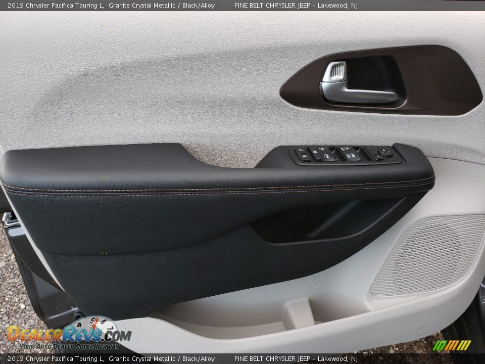 2019 Chrysler Pacifica Touring L Granite Crystal Metallic / Black/Alloy Photo #8