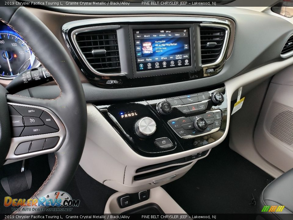 2019 Chrysler Pacifica Touring L Granite Crystal Metallic / Black/Alloy Photo #10