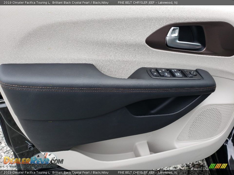 2019 Chrysler Pacifica Touring L Brilliant Black Crystal Pearl / Black/Alloy Photo #8