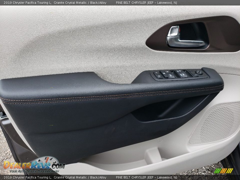 2019 Chrysler Pacifica Touring L Granite Crystal Metallic / Black/Alloy Photo #7