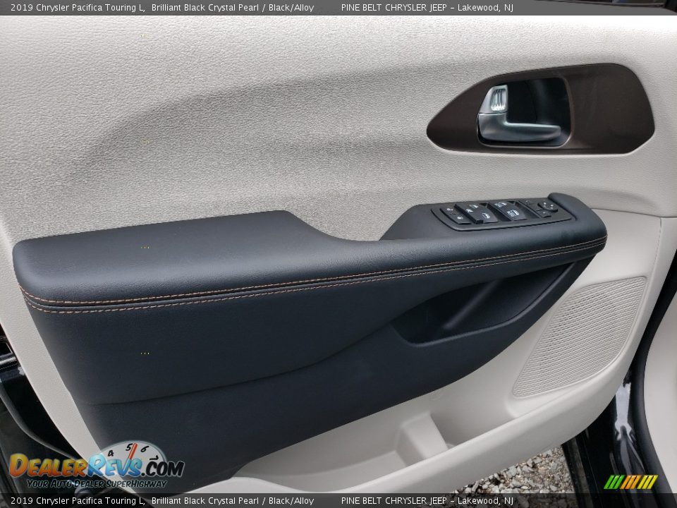 2019 Chrysler Pacifica Touring L Brilliant Black Crystal Pearl / Black/Alloy Photo #8