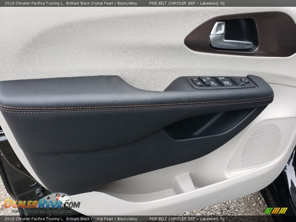 2019 Chrysler Pacifica Touring L Brilliant Black Crystal Pearl / Black/Alloy Photo #6