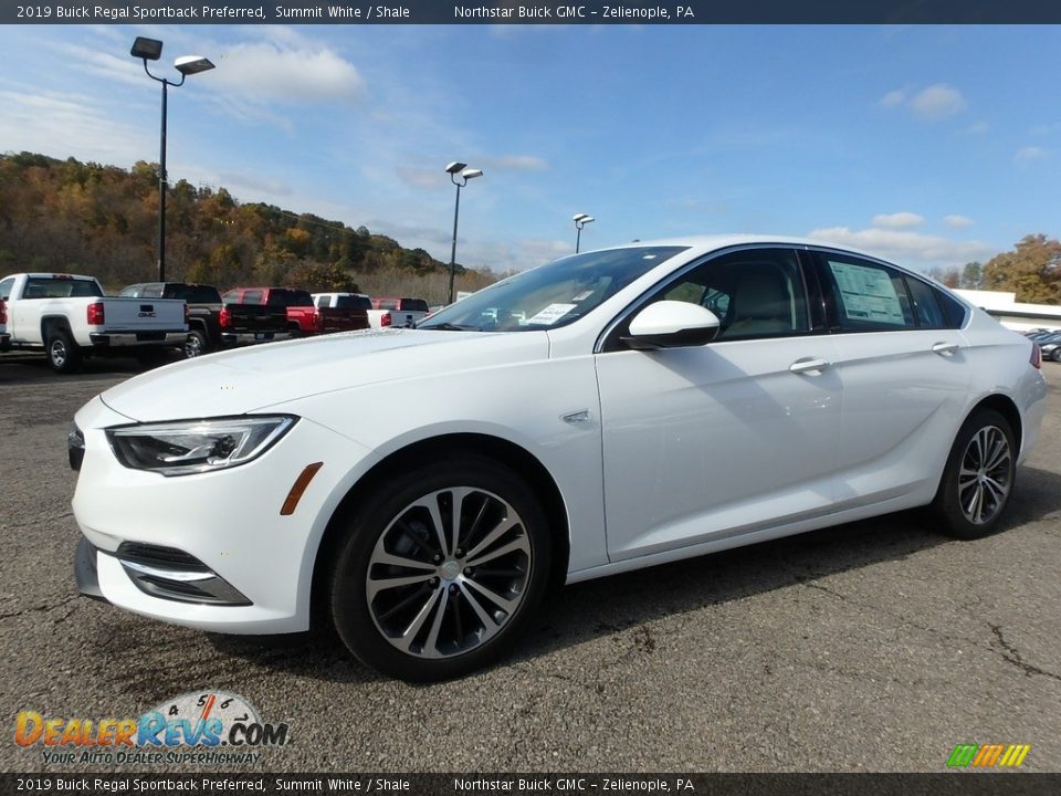 Front 3/4 View of 2019 Buick Regal Sportback Preferred Photo #1