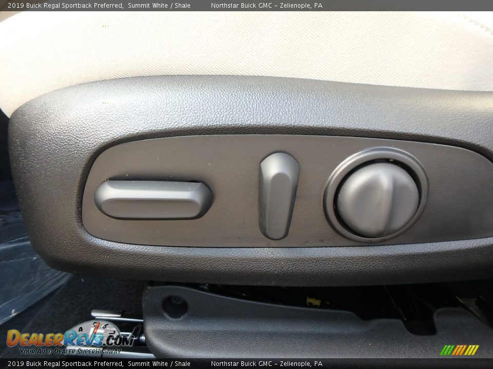 Controls of 2019 Buick Regal Sportback Preferred Photo #14