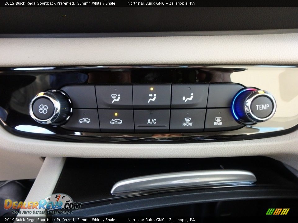 Controls of 2019 Buick Regal Sportback Preferred Photo #19